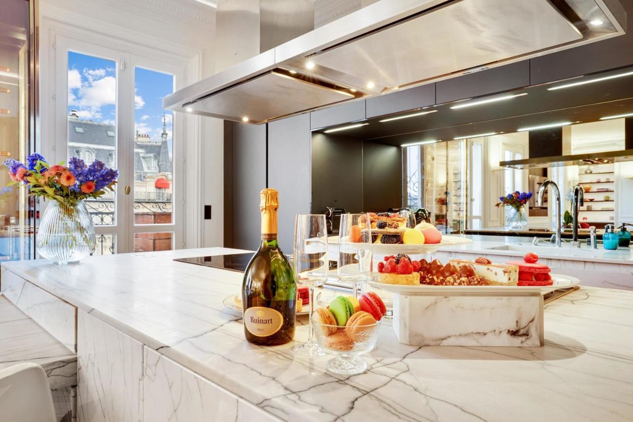 Magnificent Luxury Penthouse In A Prestigious Neighborhood Of With A Eiffel Tower View From Balcony Short Walk To Palais Galliera And Avenue Montaigne Fashion Stores Parijs