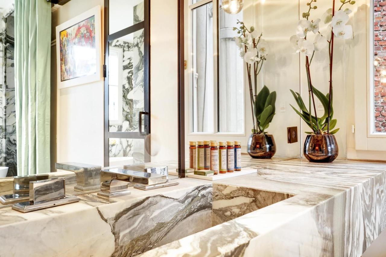 Magnificent Luxury Penthouse In A Prestigious Neighborhood Of With A Eiffel Tower View From Balcony Short Walk To Palais Galliera And Avenue Montaigne Fashion Stores Appartement *