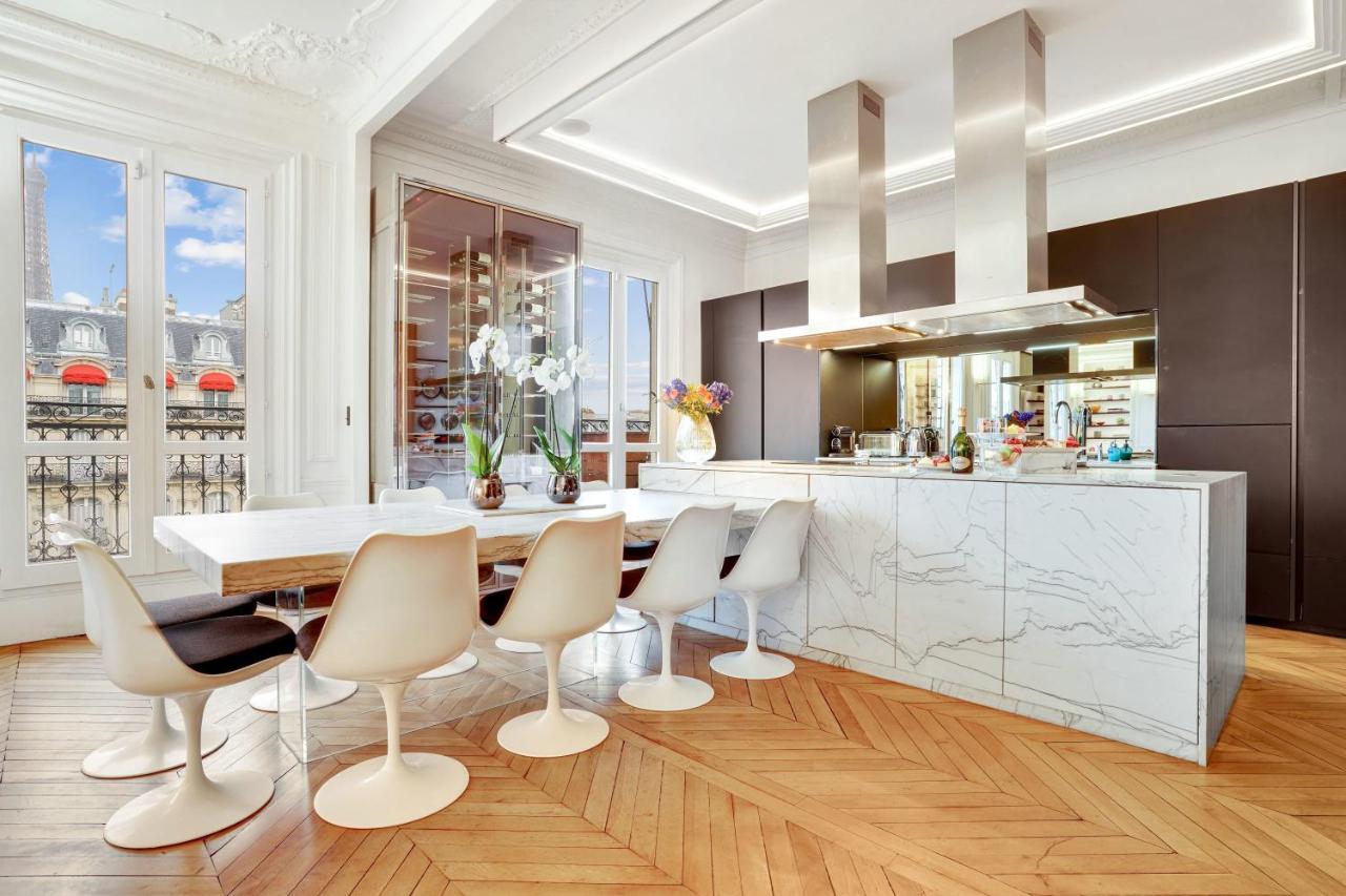 Magnificent Luxury Penthouse In A Prestigious Neighborhood Of With A Eiffel Tower View From Balcony Short Walk To Palais Galliera And Avenue Montaigne Fashion Stores Parijs