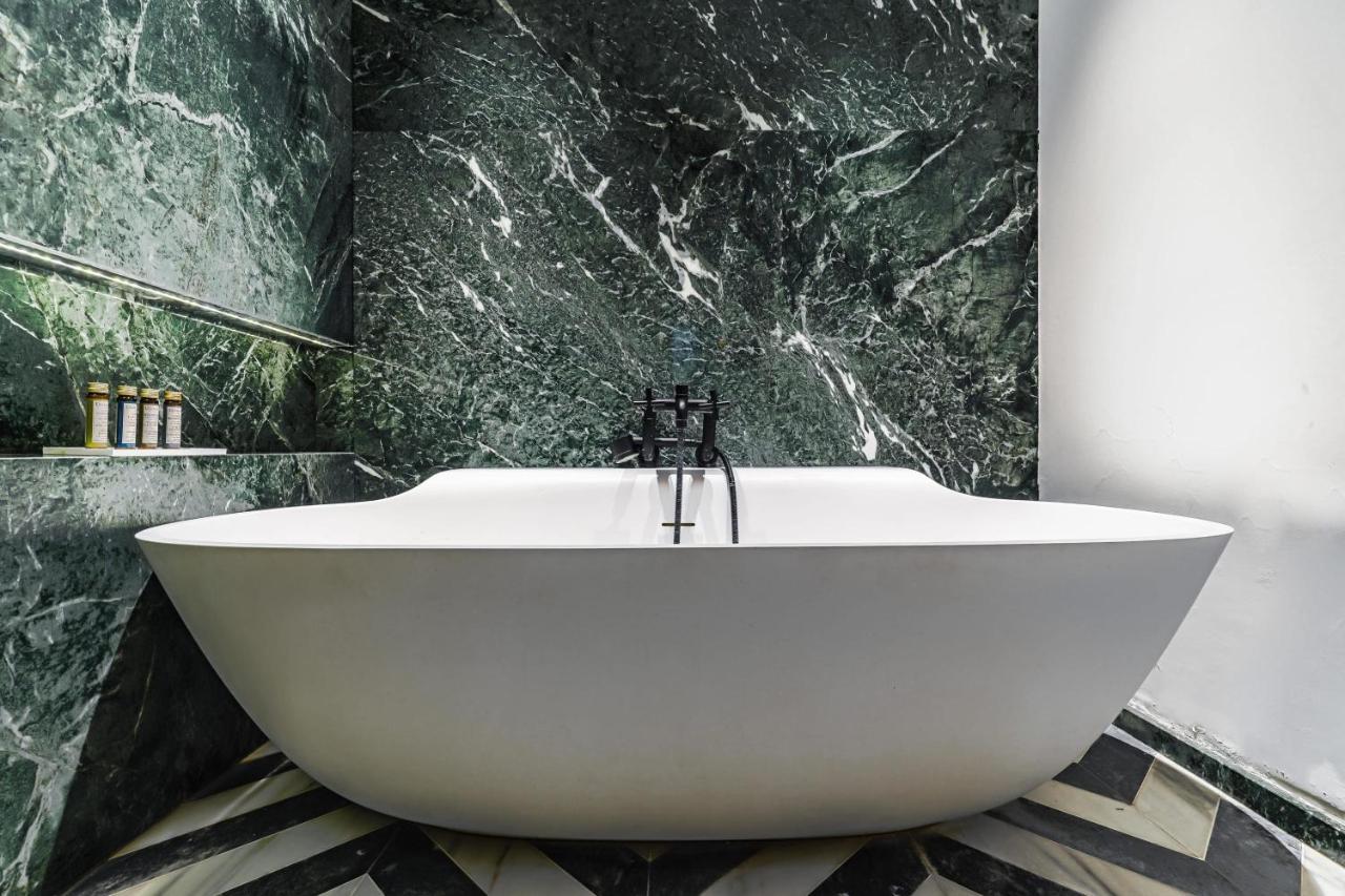 Appartement Magnificent Luxury Penthouse In A Prestigious Neighborhood Of With A Eiffel Tower View From Balcony Short Walk To Palais Galliera And Avenue Montaigne Fashion Stores *