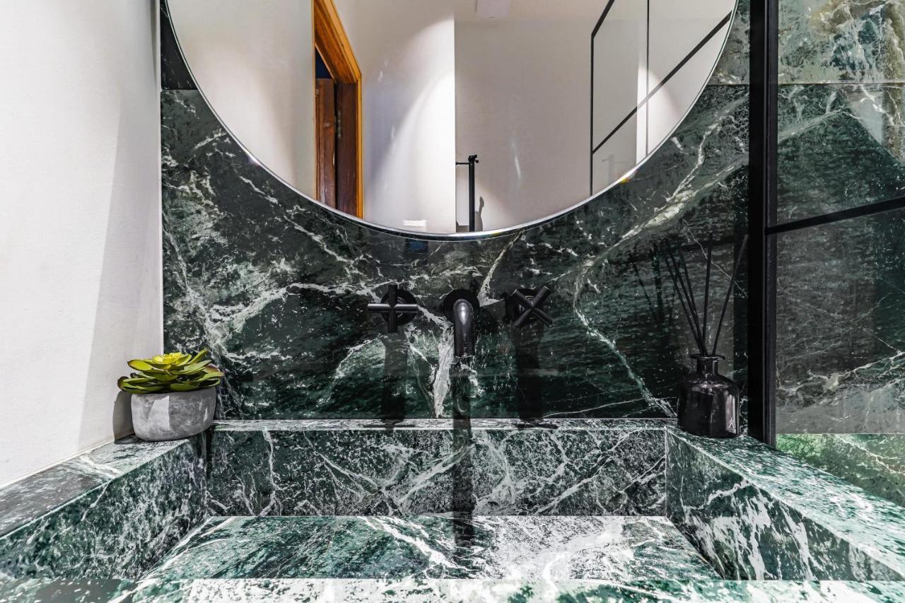 Magnificent Luxury Penthouse In A Prestigious Neighborhood Of With A Eiffel Tower View From Balcony Short Walk To Palais Galliera And Avenue Montaigne Fashion Stores Appartement Parijs