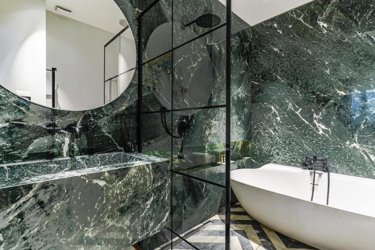 Appartement Magnificent Luxury Penthouse In A Prestigious Neighborhood Of With A Eiffel Tower View From Balcony Short Walk To Palais Galliera And Avenue Montaigne Fashion Stores Parijs